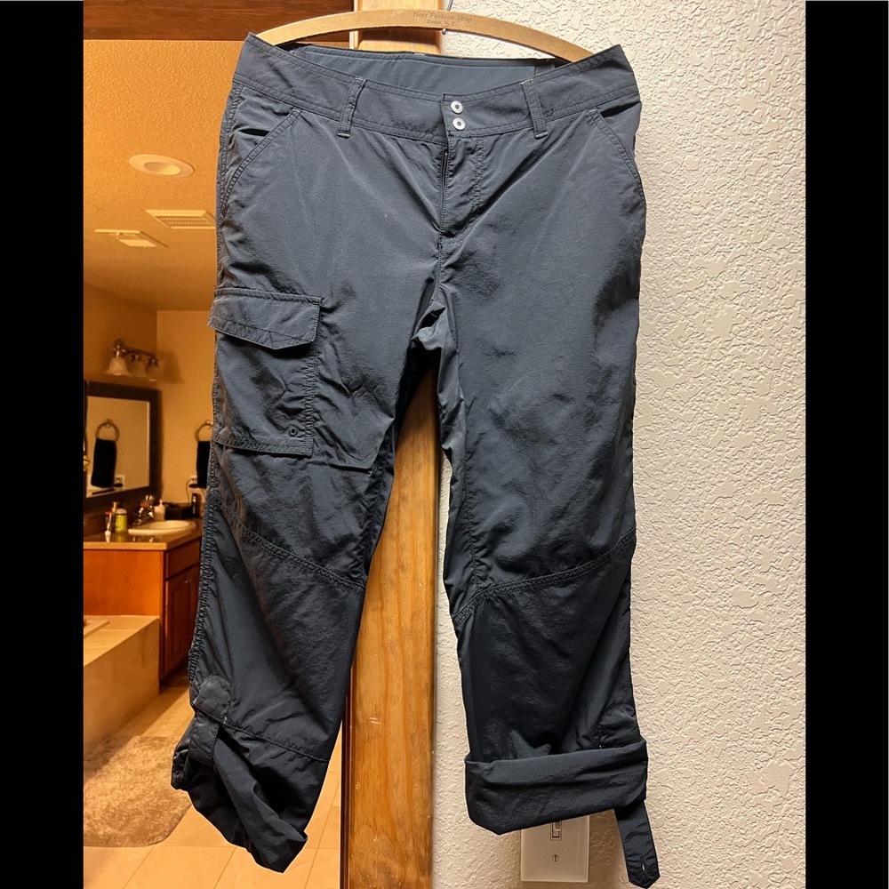 Women’s Columbia size 6 capri/pant. Color is black